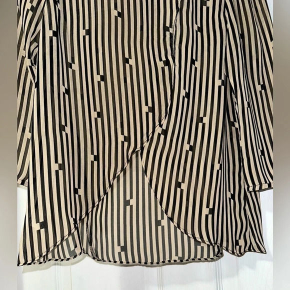 DV by Dolce Vita Sheer Blouse with open Back - Picture 5 of 9